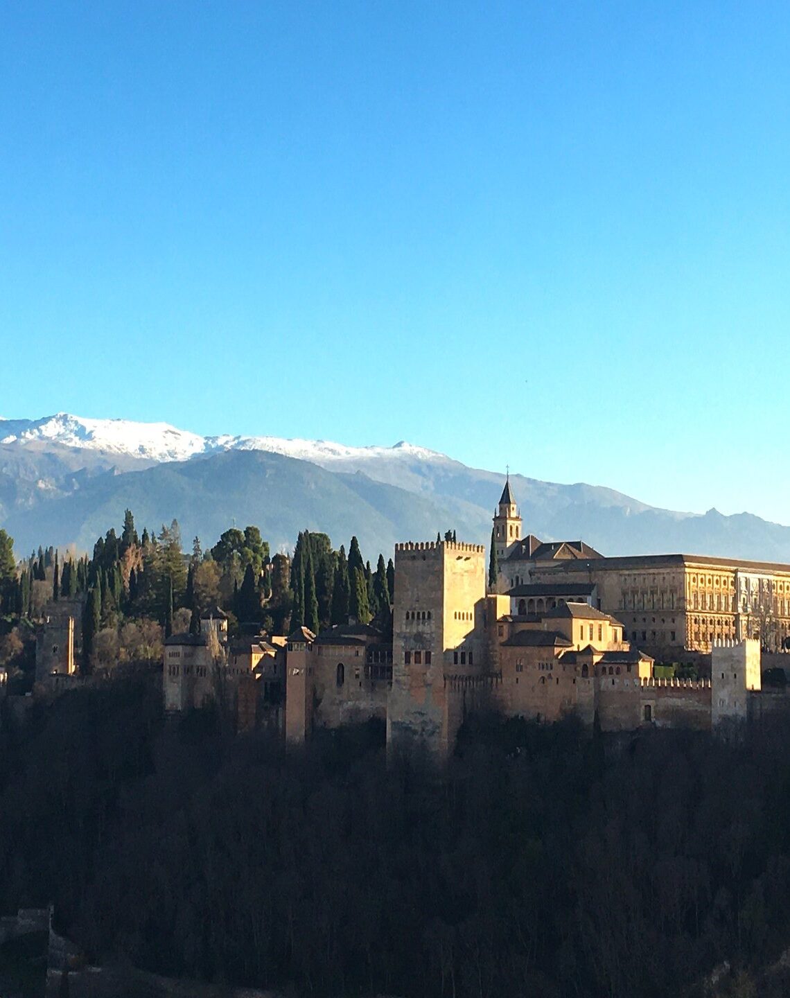 palác alhambra v granadě a za ním zasněžené vrcholky sierra nevada