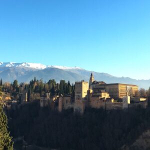 palác alhambra v granadě a za ním zasněžené vrcholky sierra nevada